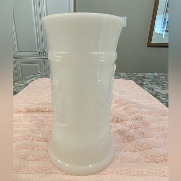 EUC 2 VTG 1960’S  FEDERAL WHITE MILK GLASS STEIN MUGS WITH EMBOSSED PUB SCENE - Picture 4 of 11